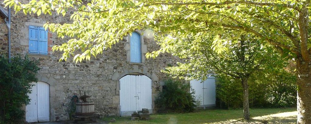 Ancien Relais de Poste du XIXème siècle, biens immobilier 4.76 7, COMBRAILLE AUVERGNE - PUY DE DÔME